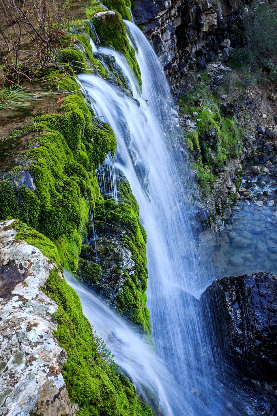 Cascata da Fórnea a descer entre paredes calcárias