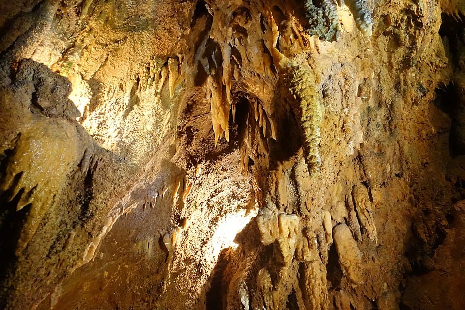 Formações calcárias iluminadas no interior das Grutas de Mira de Aire