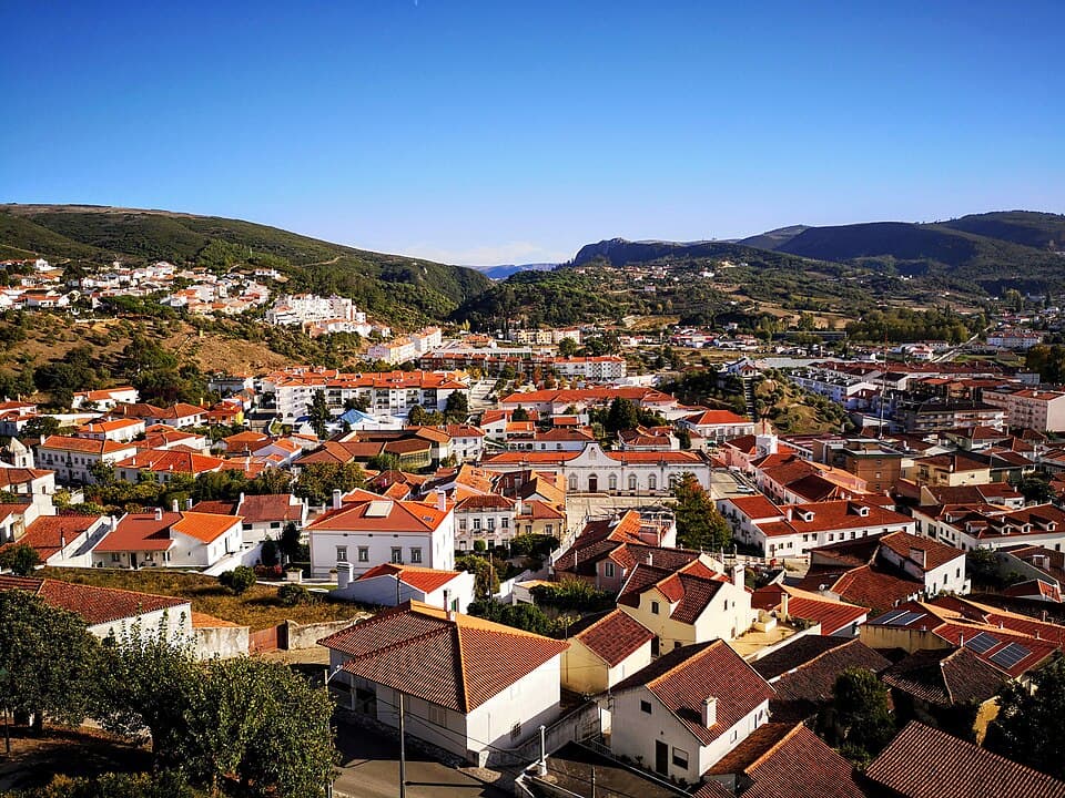 Casario da vila de Porto de Mós junto às encostas verdes