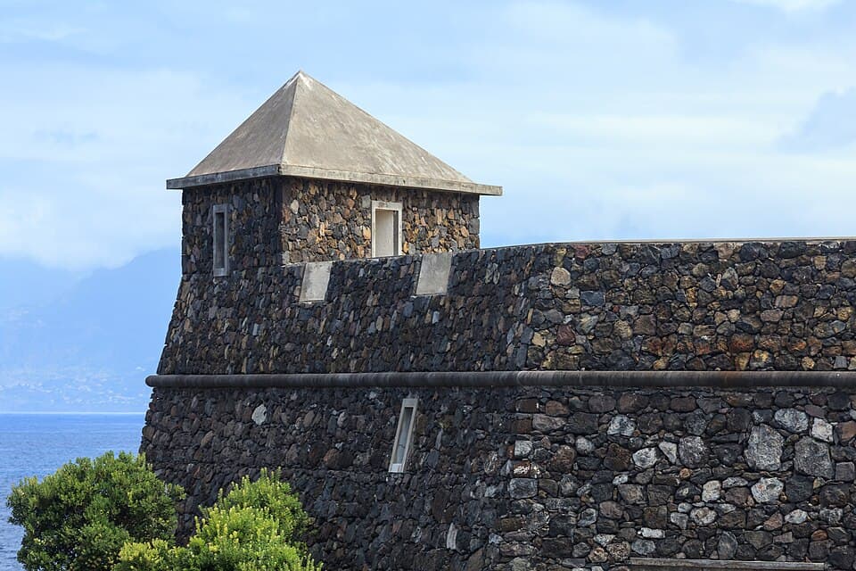Muralha e torre do Forte de São João Baptista em Porto Moniz