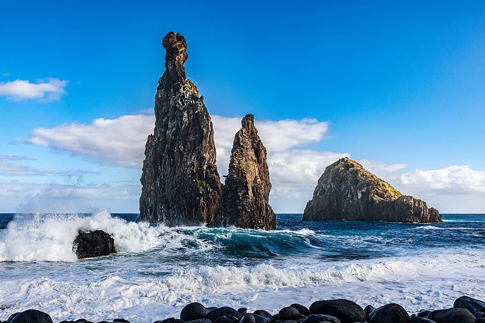 Ilhéus da Ribeira da Janela vistos da costa de Porto Moniz