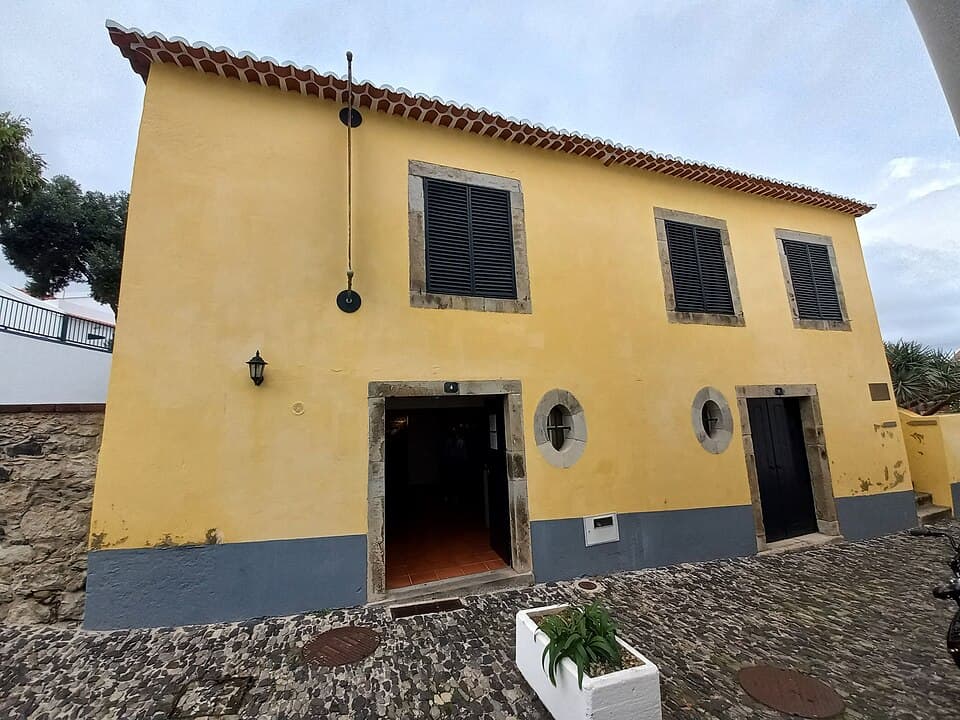 Fachada amarela, janelas e entrada da Casa Colombo em Vila Baleira