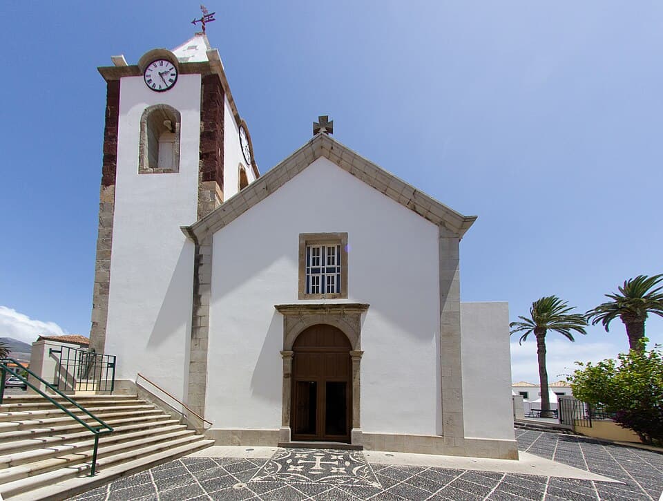 Fachada e torre completas da Igreja de Nossa Senhora da Piedade no Porto Santo