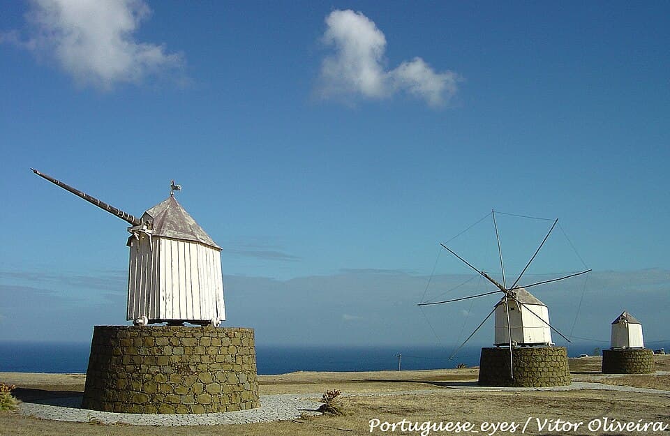 Moinhos de vento tradicionais junto ao Miradouro da Portela no Porto Santo