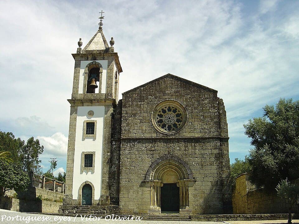 Fachada com rosácea e torre da Igreja Românica de Fonte Arcada