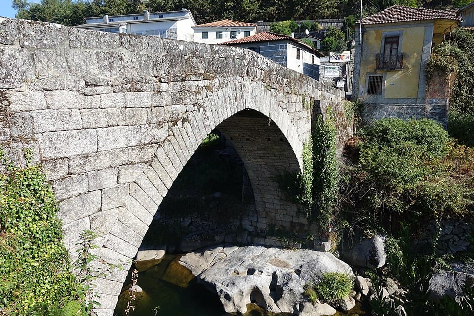 Arco de pedra da Ponte de Mem Guterres sobre o rio Ave