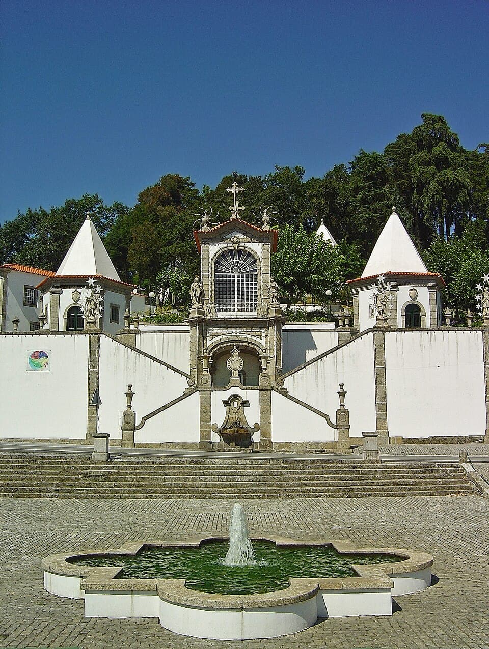 Escadório e fachada do Santuário de Nossa Senhora do Porto de Ave