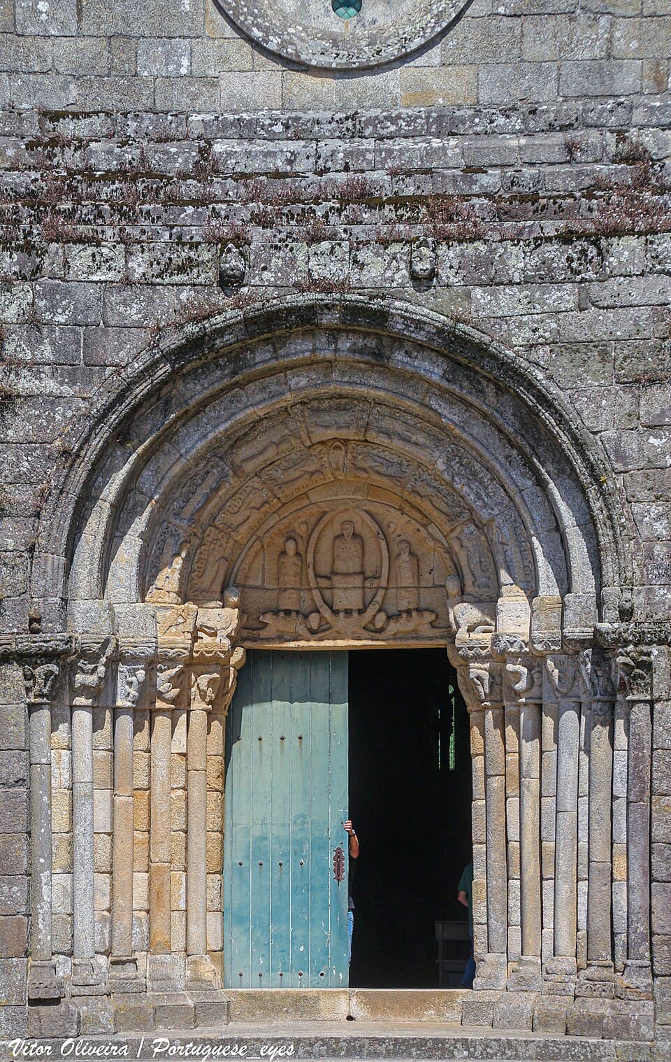 Portal românico da Igreja de São Pedro de Rates