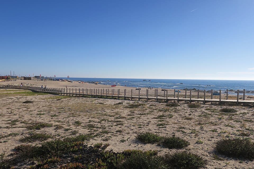 Passadiço e areal da Praia do Esteiro, na Póvoa de Varzim