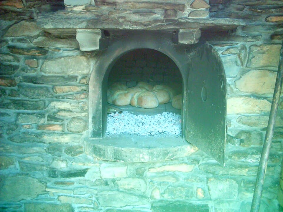 Pães no interior do forno comunitário da aldeia da Figueira