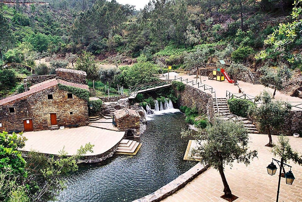 Ribeira, quedas de água e construções de xisto na Praia Fluvial da Fróia