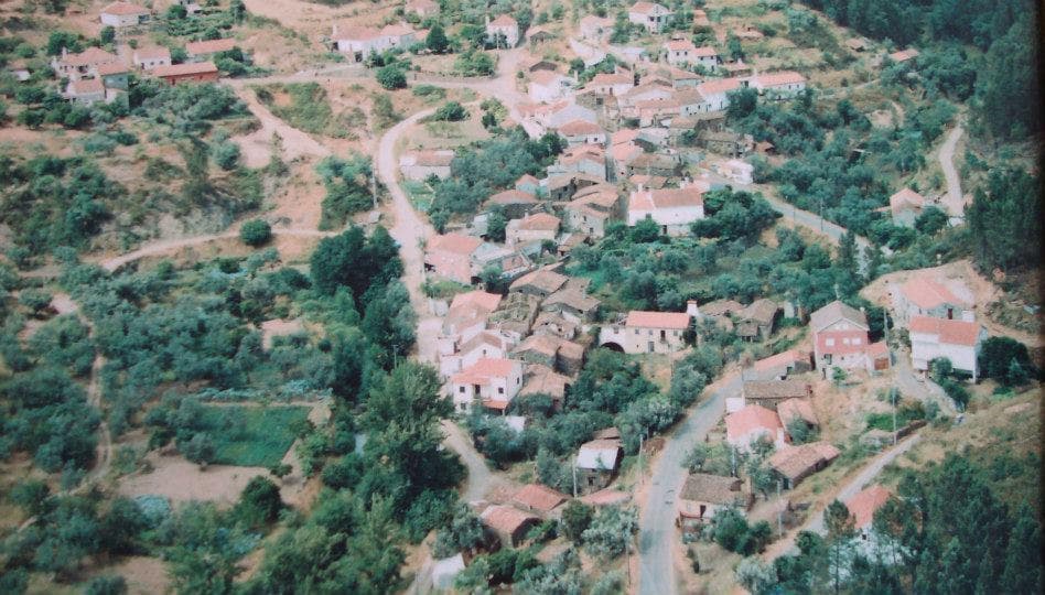 Aldeia de Penafalcão entre encostas arborizadas
