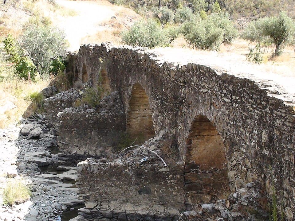 Ponte antiga de pedra sobre a ribeira da Pracana em São Pedro do Esteval