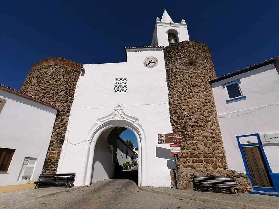Porta em arco e muralhas do Castelo de Redondo