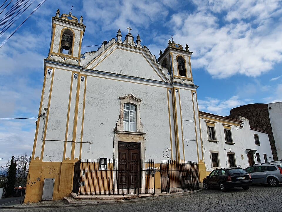 Fachada e torres da Igreja Matriz do Redondo