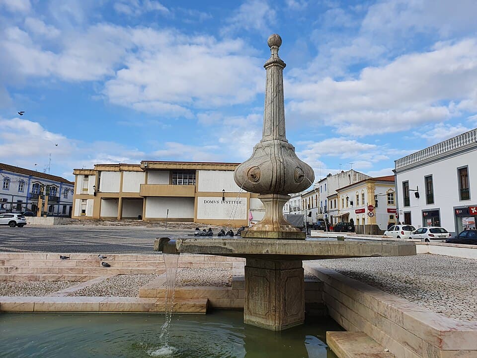 Chafariz, pelourinho e edifícios da Praça da República em Redondo