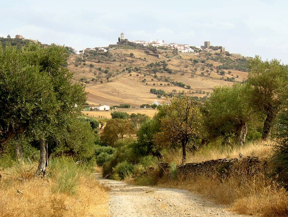 Vila muralhada de Monsaraz no alto da colina, entre campos alentejanos