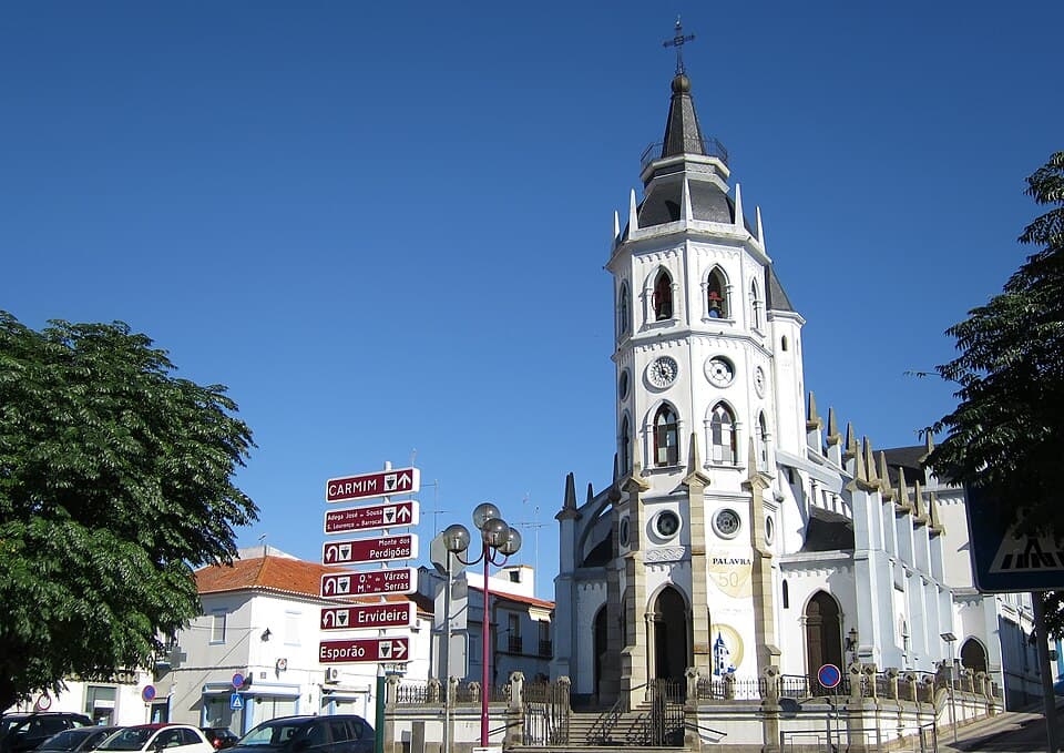 Fachada e torre neogótica da Igreja Matriz de Reguengos de Monsaraz