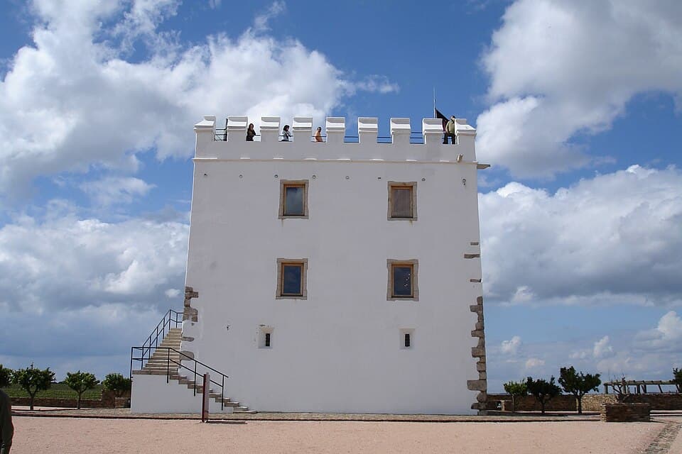 Fachada branca e ameias da Torre do Esporão