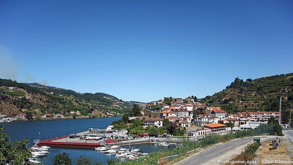 Cais e povoação de Caldas de Aregos, na margem de Resende do Douro