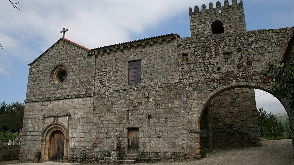 Fachada e torre do Mosteiro de Santa Maria de Cárquere, em Resende