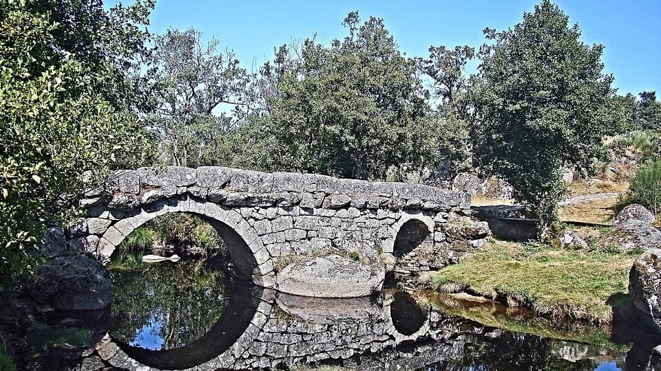 Dois arcos de pedra da Ponte da Panchorra sobre o rio Cabrum, em Resende