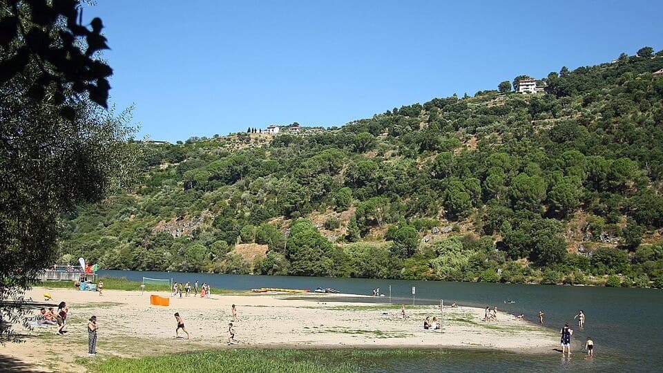 Praia fluvial de Porto de Rei junto ao rio Douro, em São João de Fontoura, Resende
