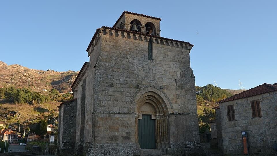 Portal e torre da Igreja de São Martinho de Mouros, Resende