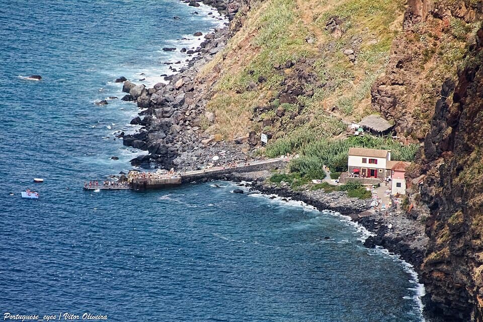 Calhau da Lapa e sua pequena enseada no concelho da Ribeira Brava