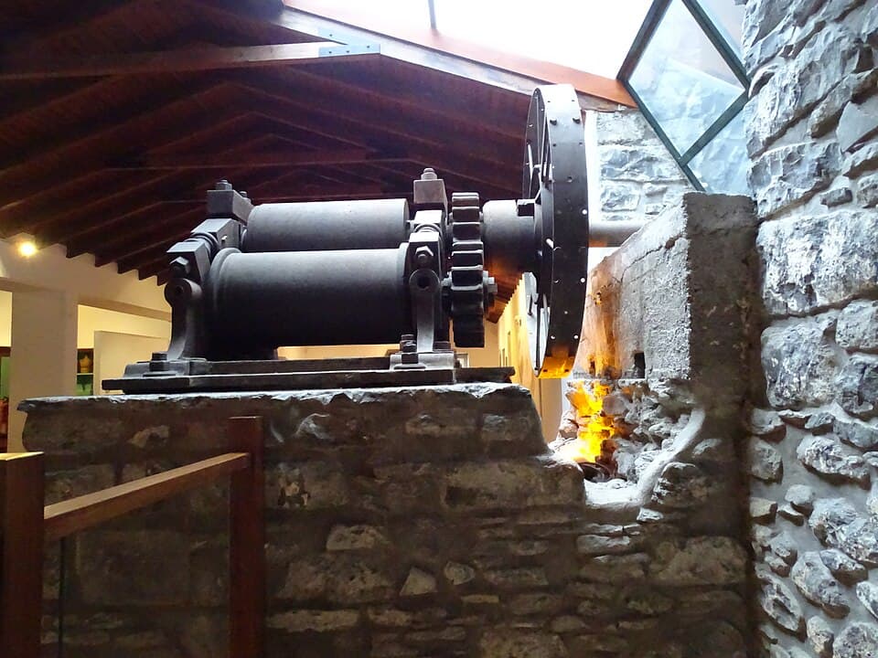 Máquina do antigo engenho de aguardente conservada no Museu Etnográfico da Madeira