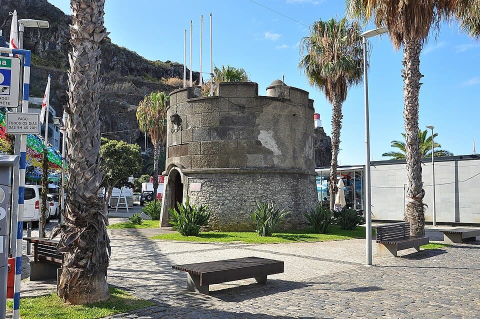 Exterior circular do Forte de São Bento na Ribeira Brava