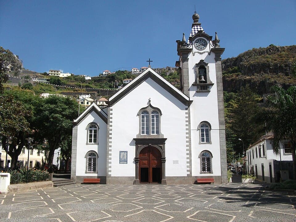 Fachada e torre completas da Igreja de São Bento na Ribeira Brava