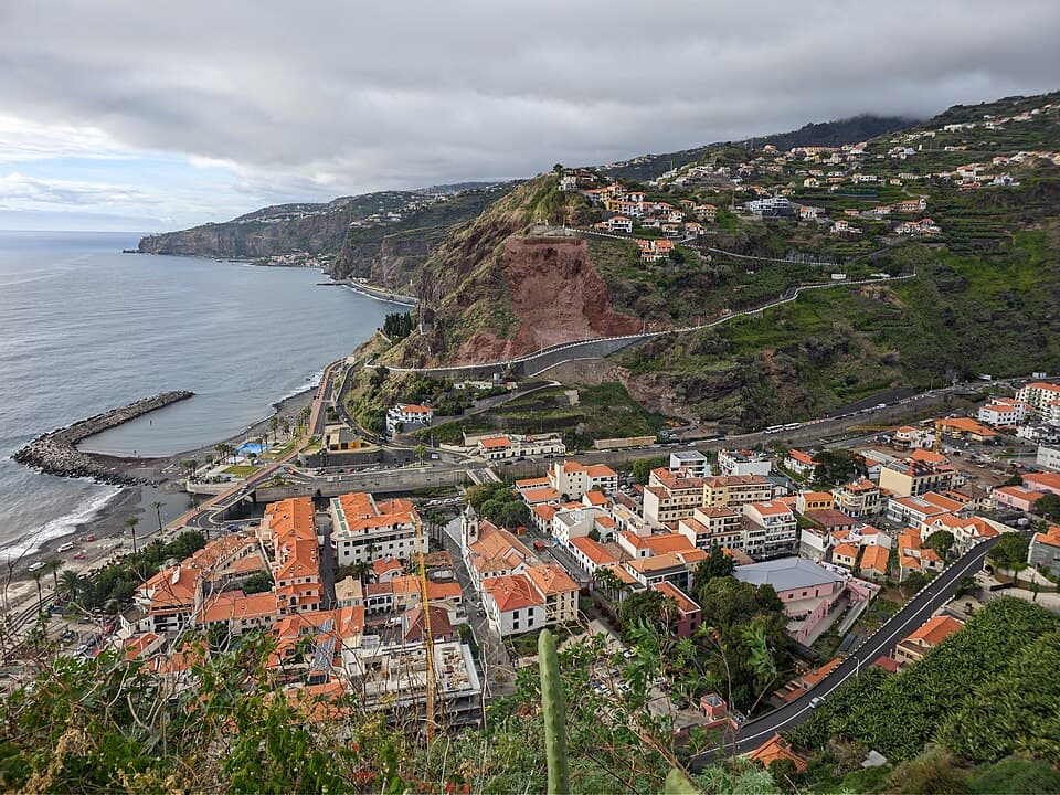 Vila e costa da Ribeira Brava vistas do Miradouro de São Sebastião