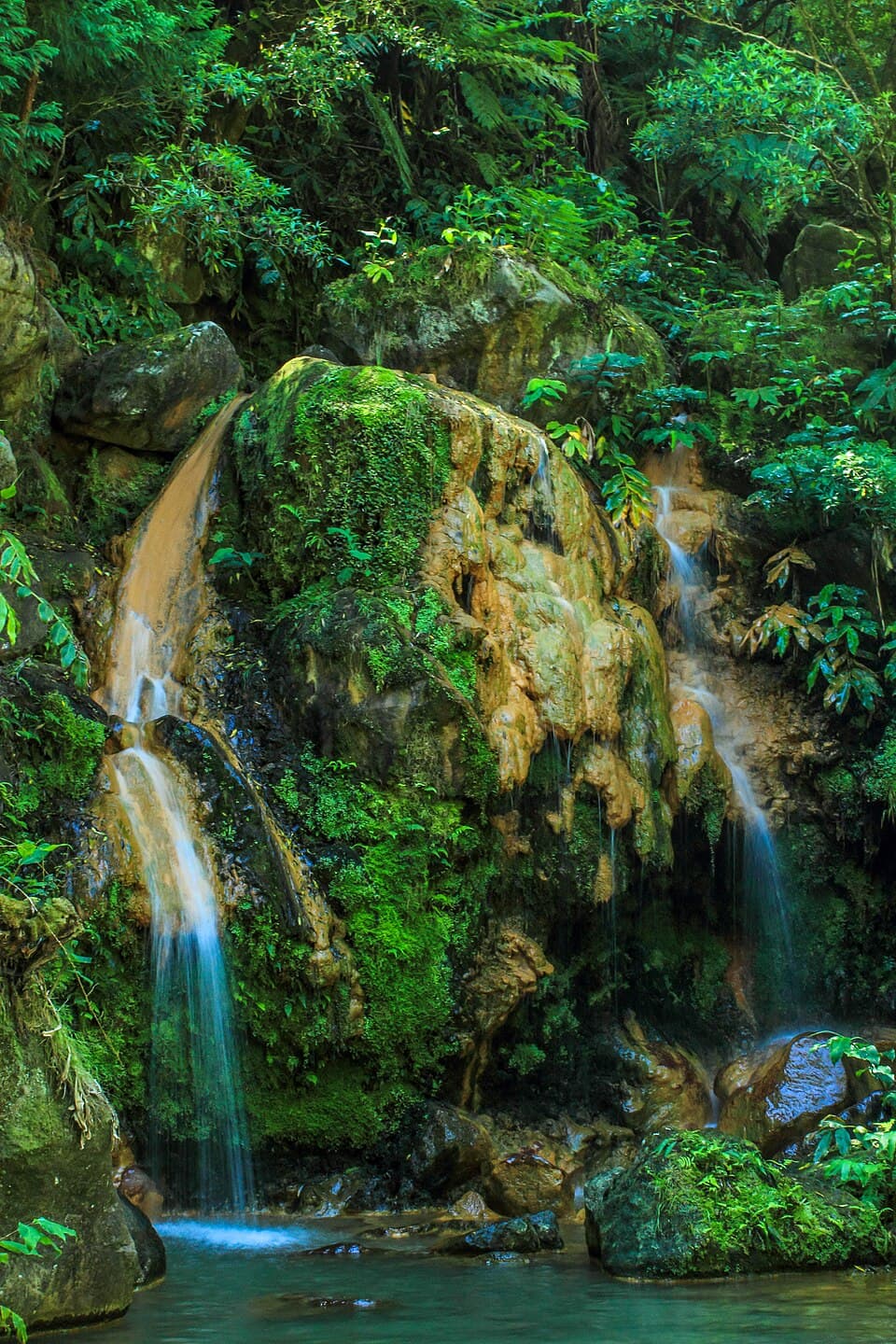Cascata da Caldeira Velha no concelho da Ribeira Grande