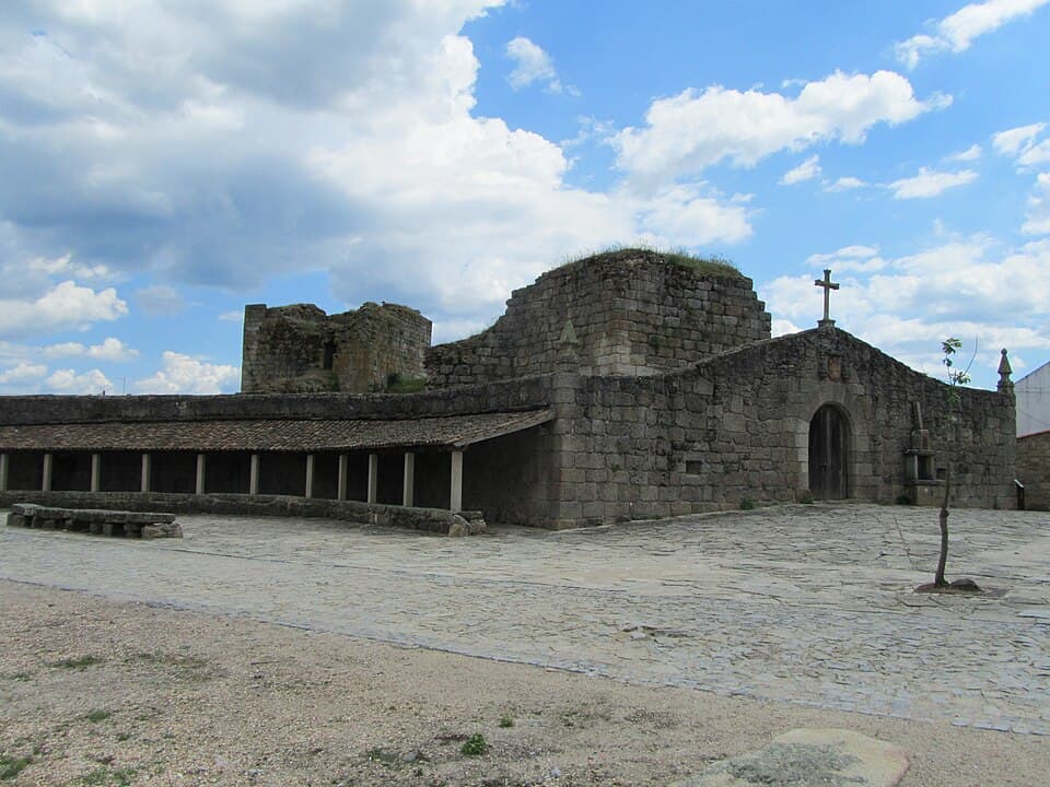 Muralhas e edifício em pedra no interior do Castelo de Alfaiates