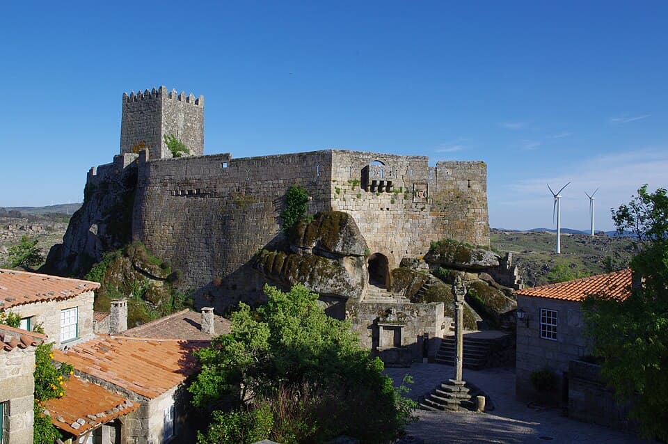 Castelo de Sortelha acima das casas de granito e telhados vermelhos