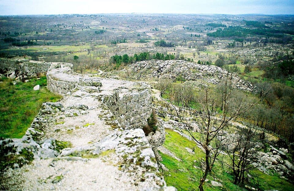 Ruínas das muralhas do Castelo de Vila do Touro sobre a paisagem