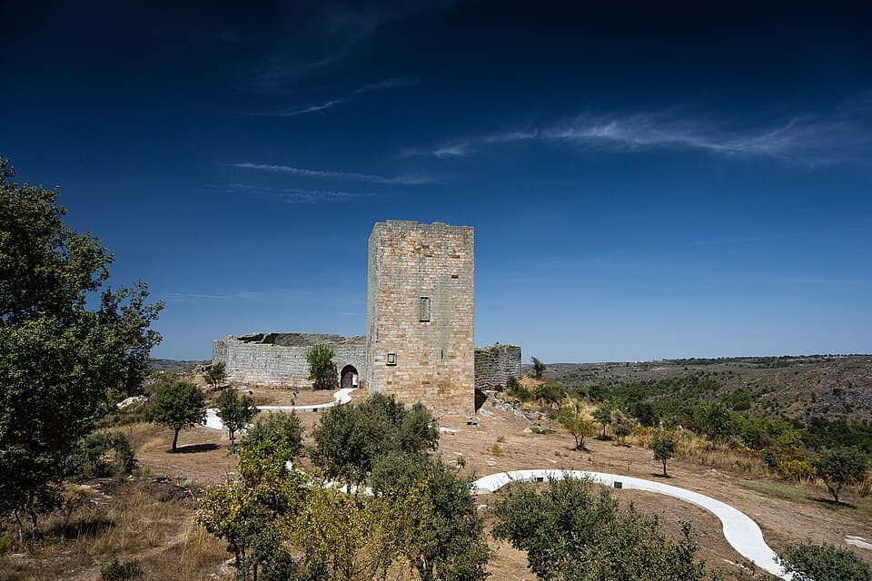 Torre e recinto do Castelo de Vilar Maior sob céu azul