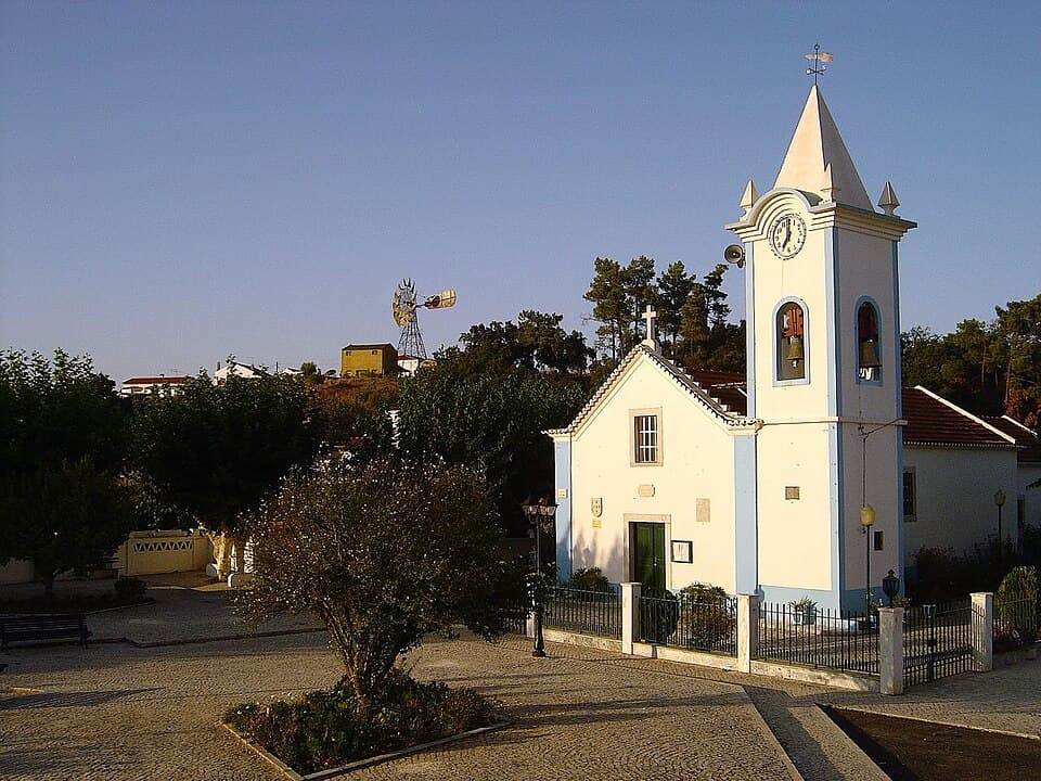 Igreja e praça em Glória do Ribatejo, no concelho de Salvaterra de Magos
