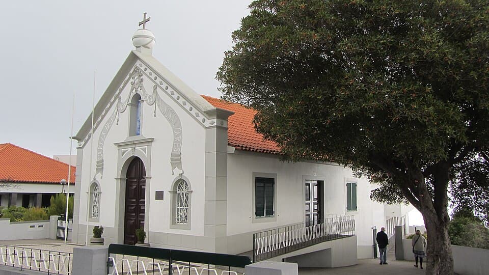 Fachada e telhado da Capela de São José na Camacha