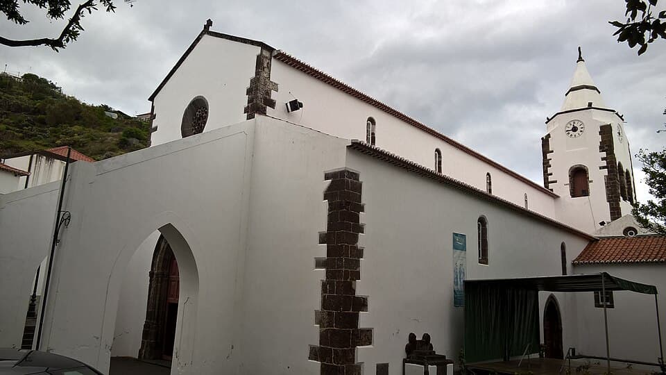 Fachada e torre da Igreja de São Salvador em Santa Cruz, Madeira