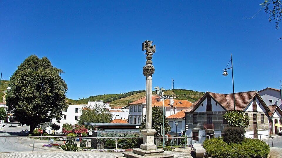 Cruzeiro de pedra na vila de Santa Marta de Penaguião