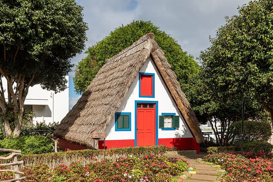 Casa típica de Santana com telhado de colmo completo e fachada colorida