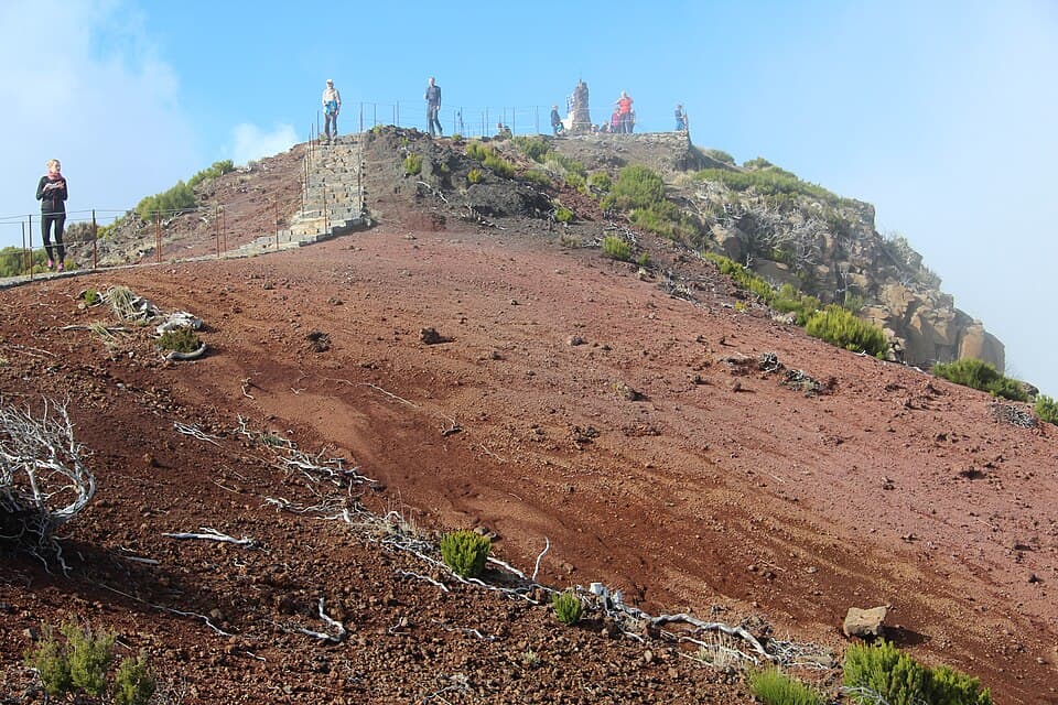 Zona do cume do Pico Ruivo da Madeira com trilho e vegetação montanhosa