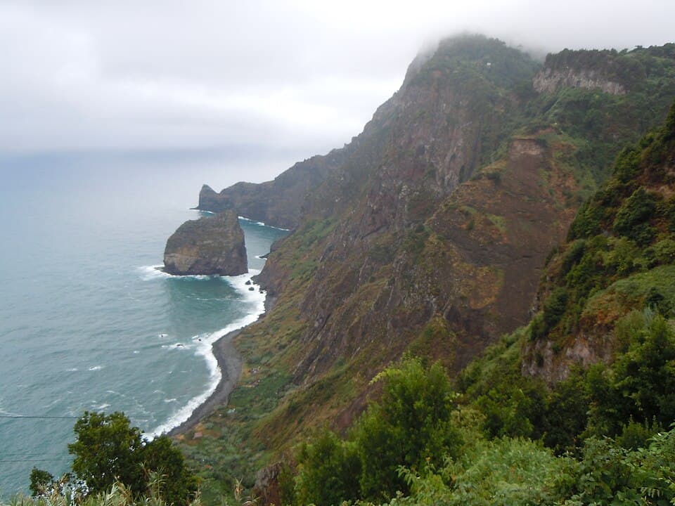 Fajã e ilhéu da Rocha do Navio vistos do topo do teleférico em Santana