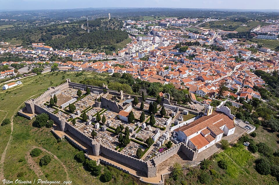 Castelo de Santiago do Cacém visto do alto sobre a vila