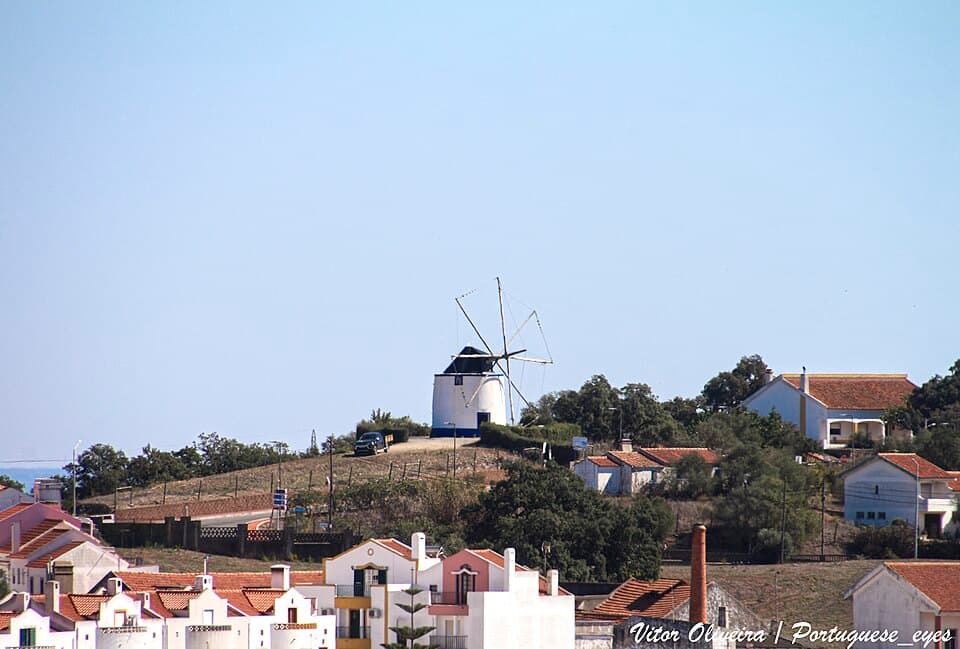 Moinho da Quintinha acima das casas de Santiago do Cacém