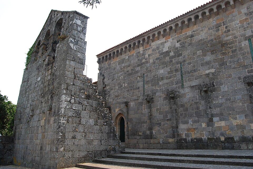 Fachada e elevação lateral da Igreja de São Pedro de Roriz