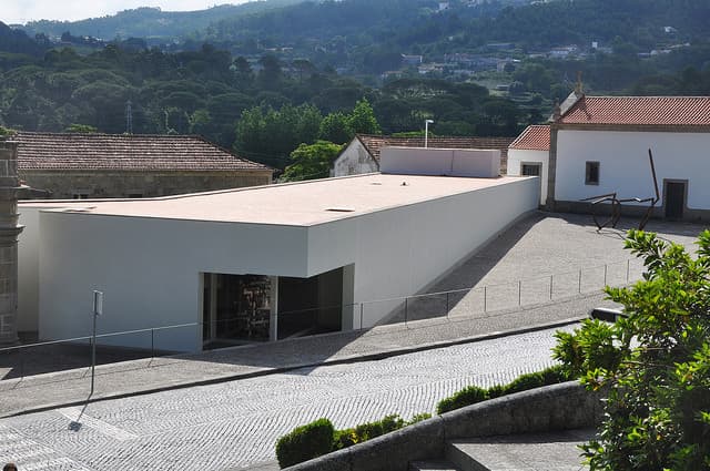 Edifício contemporâneo do MIEC junto ao conjunto monástico de Santo Tirso