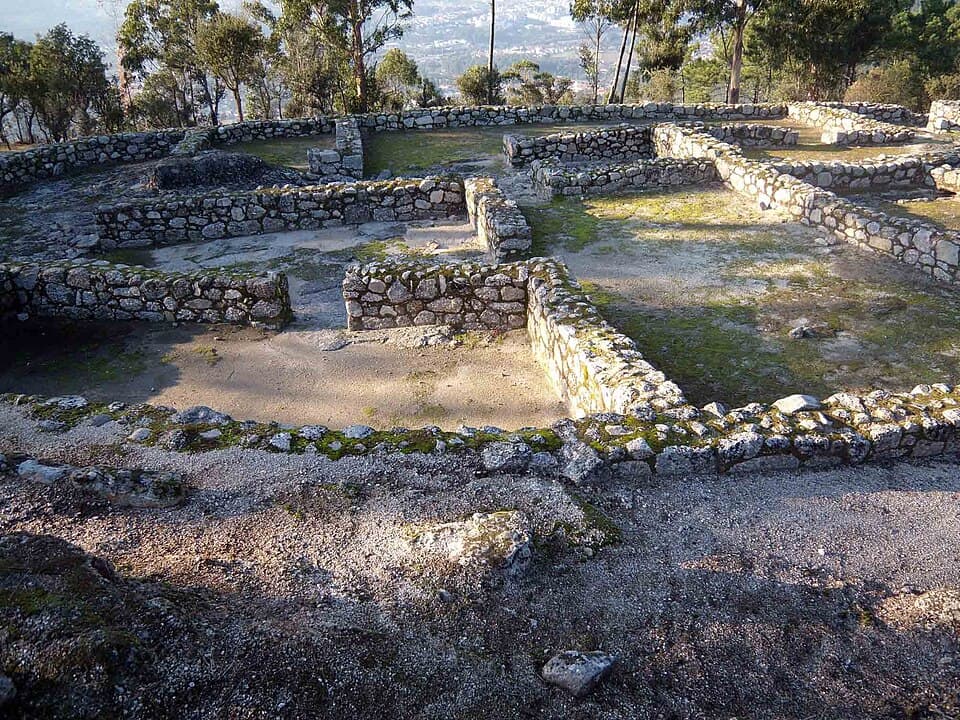 Estruturas arqueológicas do povoado do Monte Padrão